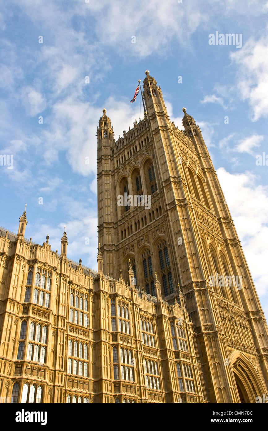 Renacimiento de la arquitectura gótica de la torre Victoria Casas del Parlamento listado como grado 1, sitio de patrimonio mundial de la UNESCO Londres Inglaterra Europa Foto de stock