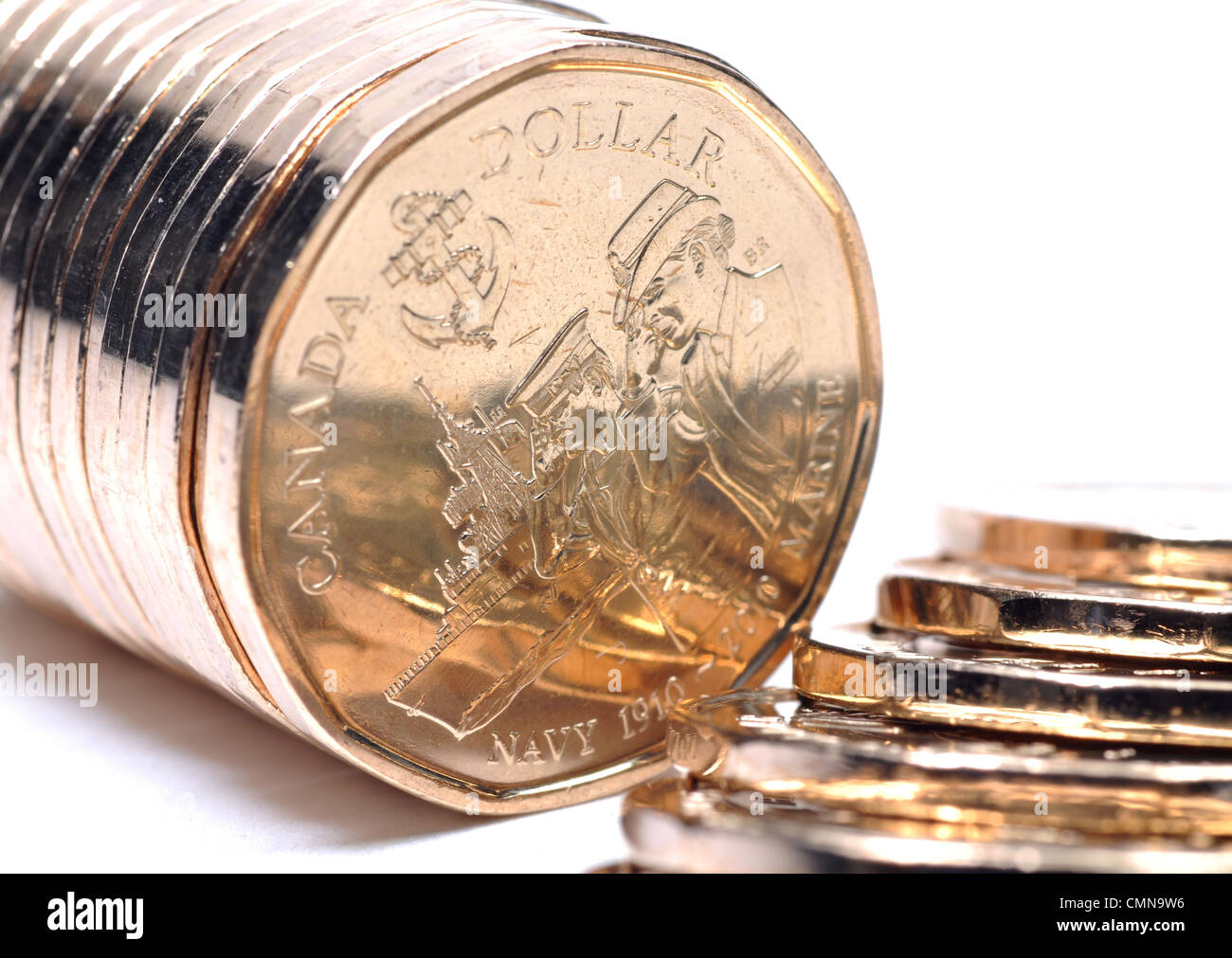 Cerca de las pilas de monedas de oro Foto de stock