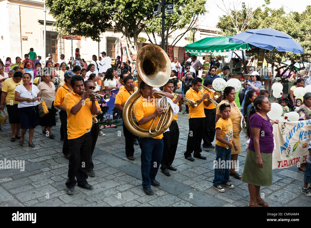 Brass Band tocando lujuriantes acompaña la marcha de la mujer hacia Alcala de Zocalo, celebrando el 10 aniversario de Bancomunidad Oaxaca Foto de stock