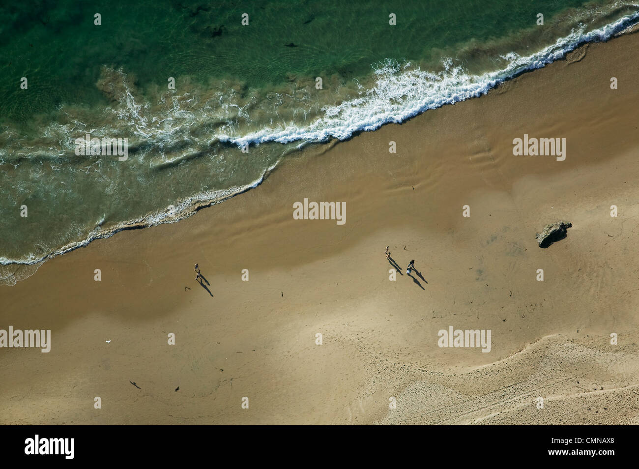 Fotografía aérea la gente caminando en la playa de California Foto de stock