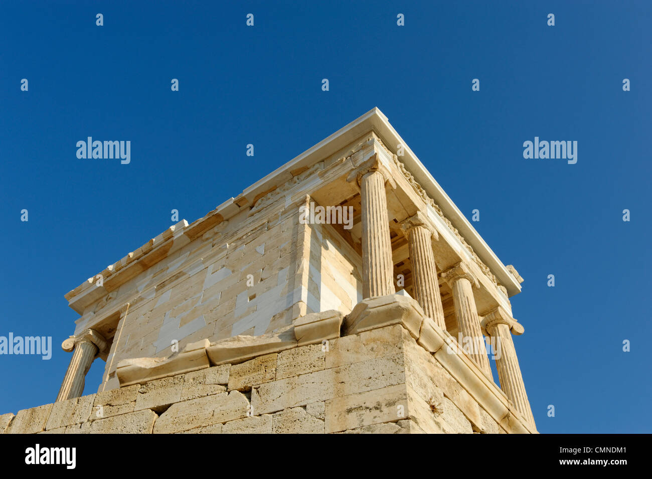 Vista de la restaurada de estilo jónico el Templo de Atenea Nike (Victoria  Alada) sobre la Acrópolis Fotografía de stock - Alamy