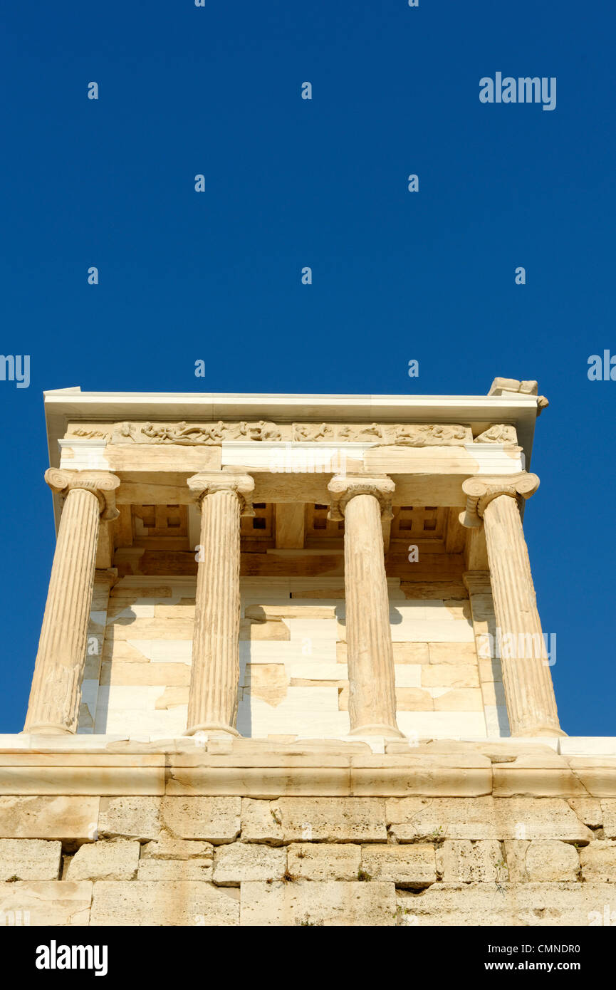 Vista de la restaurada de estilo Templo de Atenea Nike Alada) sobre la Acrópolis Fotografía de stock -