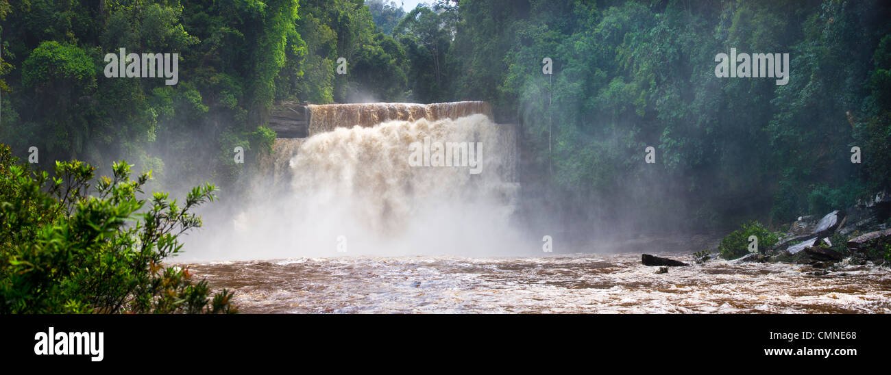 Maliau Falls (6 de 7 niveles) en el río Maliau. Centro de Maliau Basin - Sabah del "Mundo Perdido" - Borneo. Foto de stock