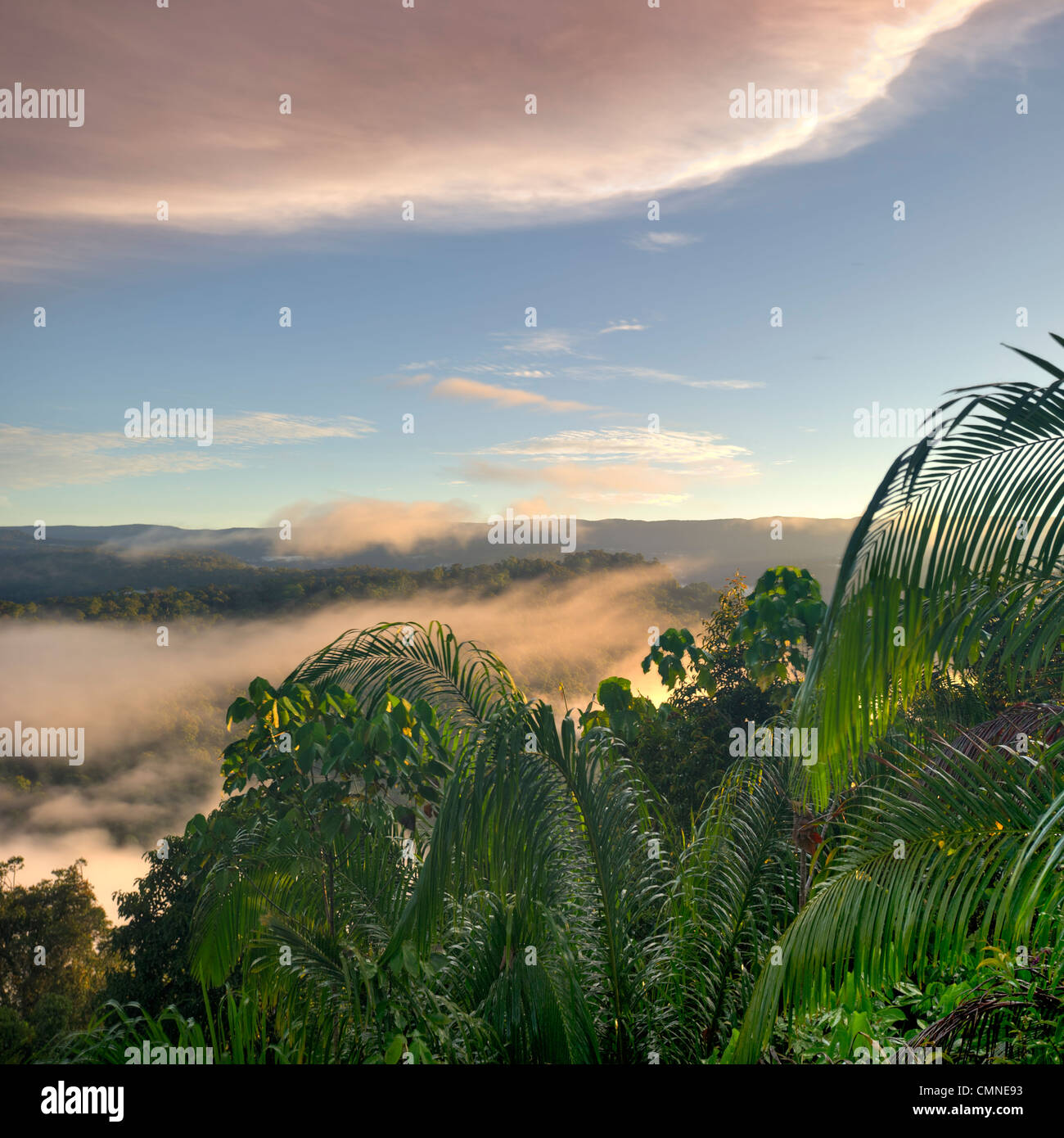 Un amanecer/vista del amanecer en el corazón de Maliau Basin, tomada desde el borde de la meseta sur, cerca del campamento Lobah, Borneo Foto de stock