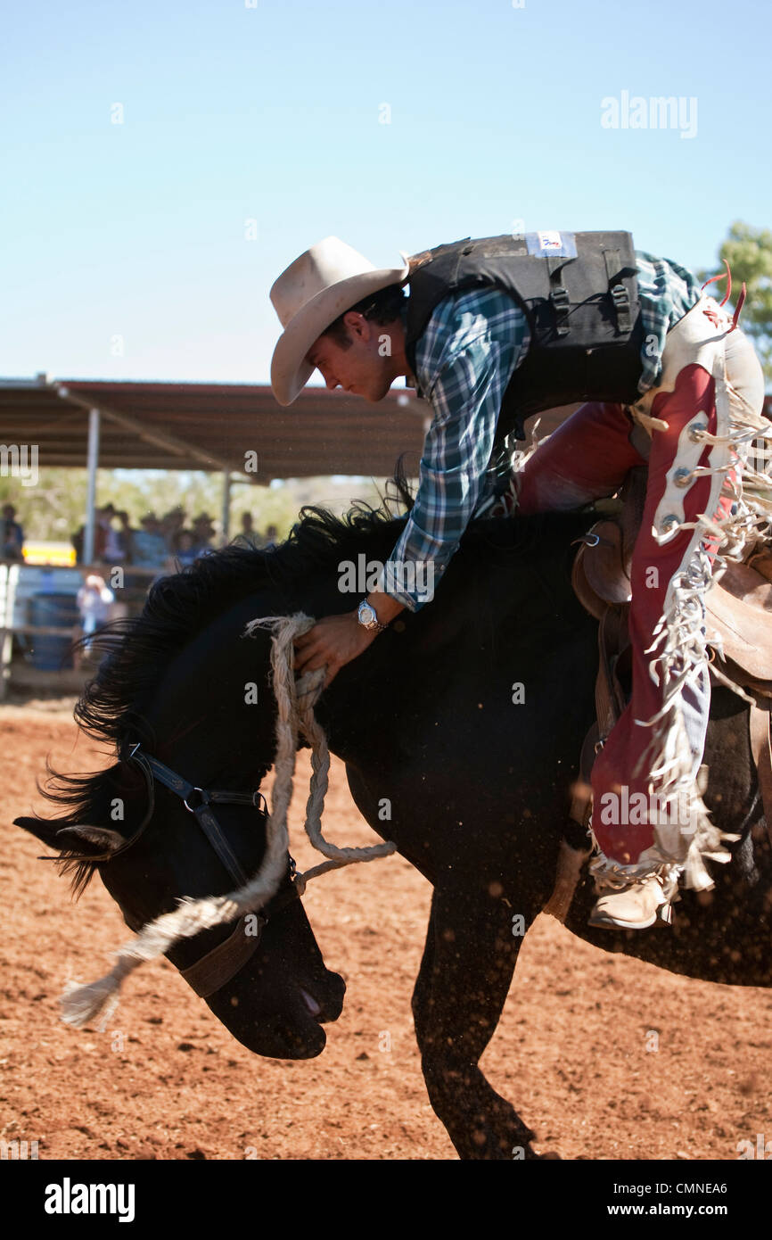 Saddle bronc competidor en acción en Chillagoe Rodeo. Chillagoe, Queensland, Australia Foto de stock