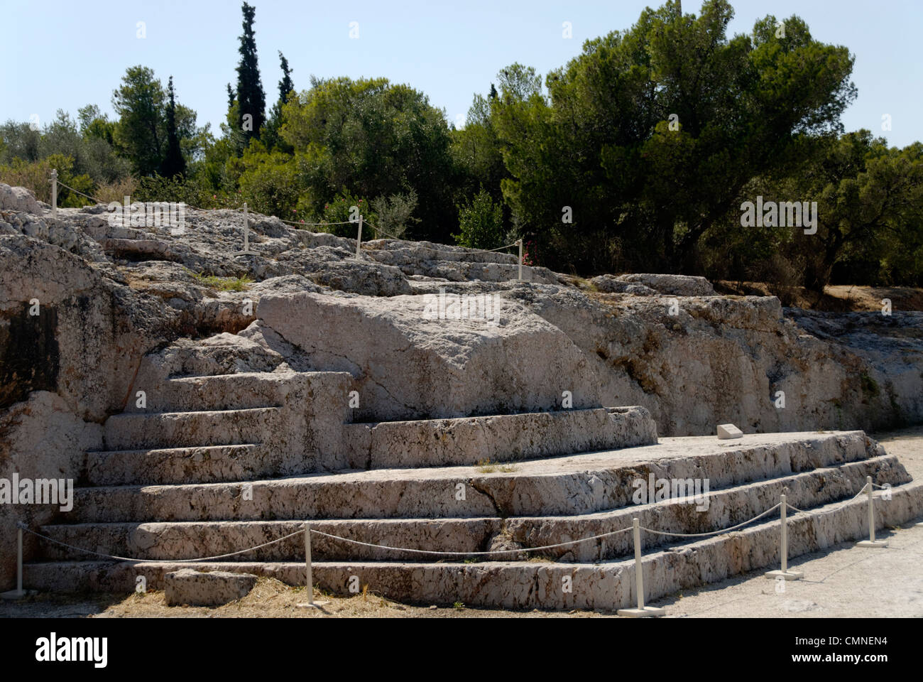 La colina Pnyx. Atenas. Grecia. En vista de la colina Pnyx, Bema la plataforma escalonada tallado en la piedra angular de los altavoces Foto de stock