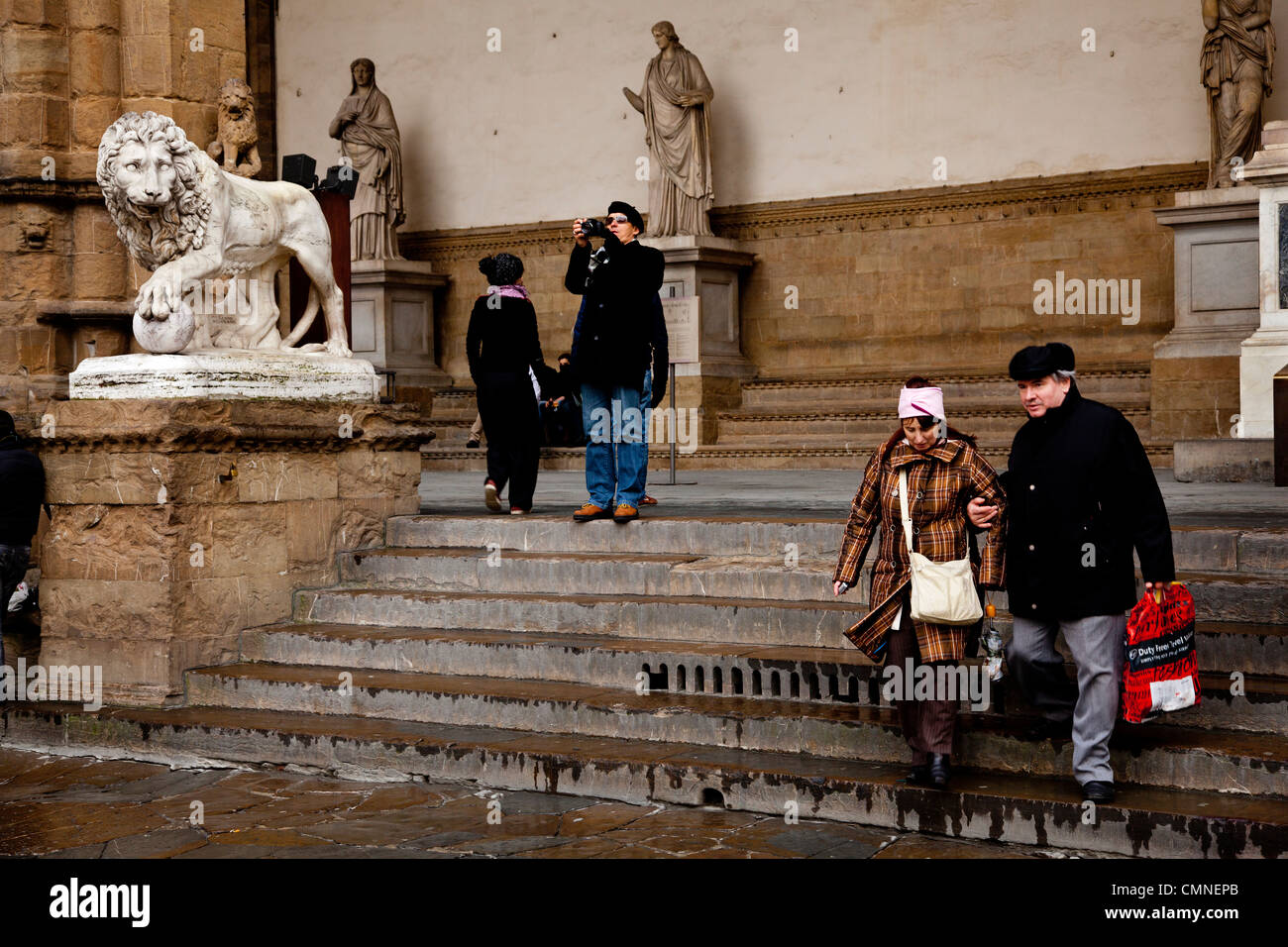 Los turistas que visitan Romano estatuas griegas en la Piazza della Signoria de Florencia. Foto de stock
