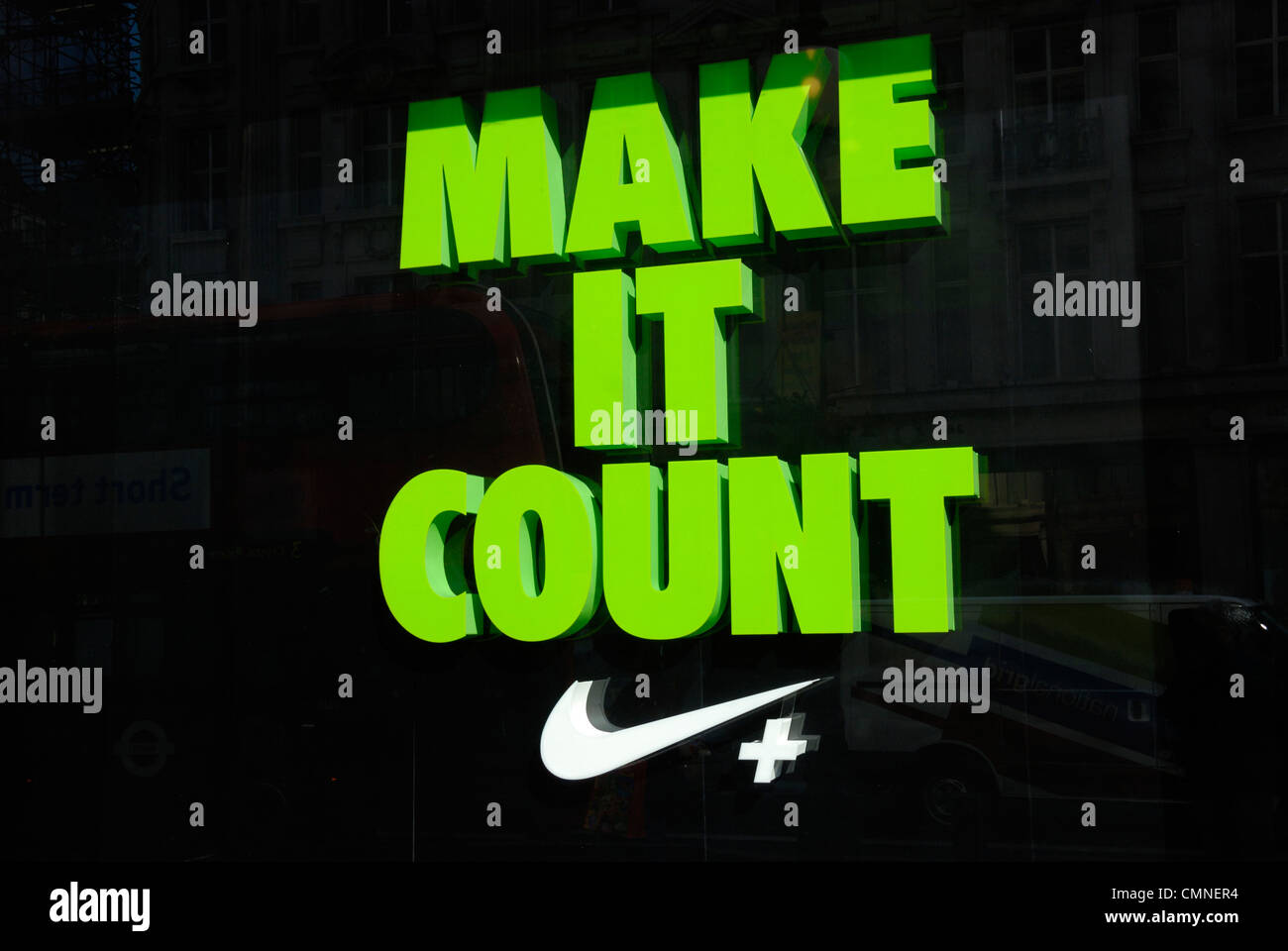 precisamente Loza de barro en frente de Make It Count ' Nike Sportswear eslogan en un escaparate Fotografía de  stock - Alamy