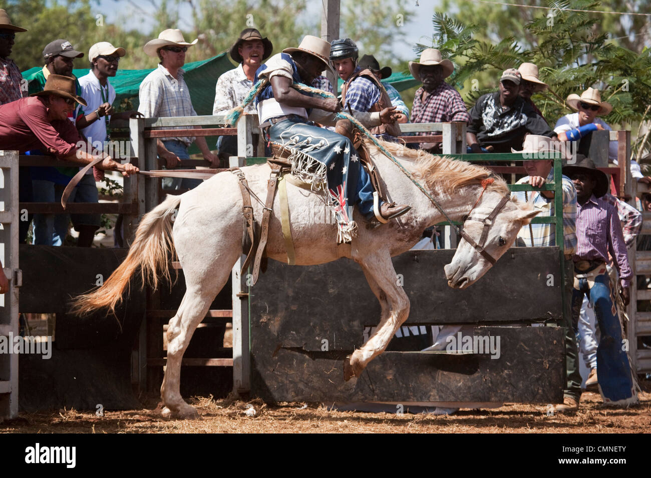 Stockman indígenas viajaban en Saddle bronc la competencia. Rodeo Chillagoe, Chillagoe, Queensland, Australia Foto de stock
