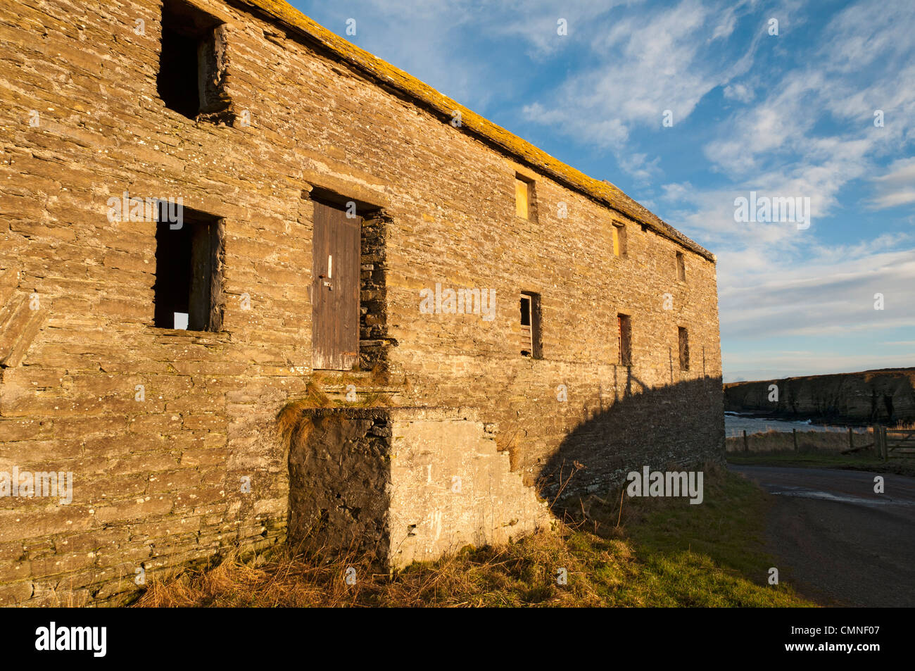 Antiguo molino abandonado en Jamón, cerca de Dunnett, Caithness, Escocia, Reino Unido. Foto de stock