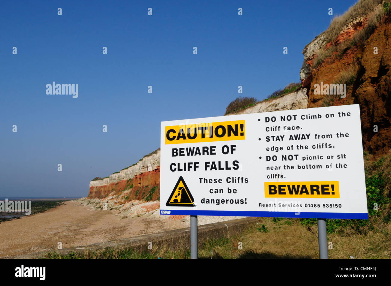 Cuídese de acantilado que cae la señal de advertencia, Hunstanton, Norfolk, Inglaterra, Reino Unido. Foto de stock