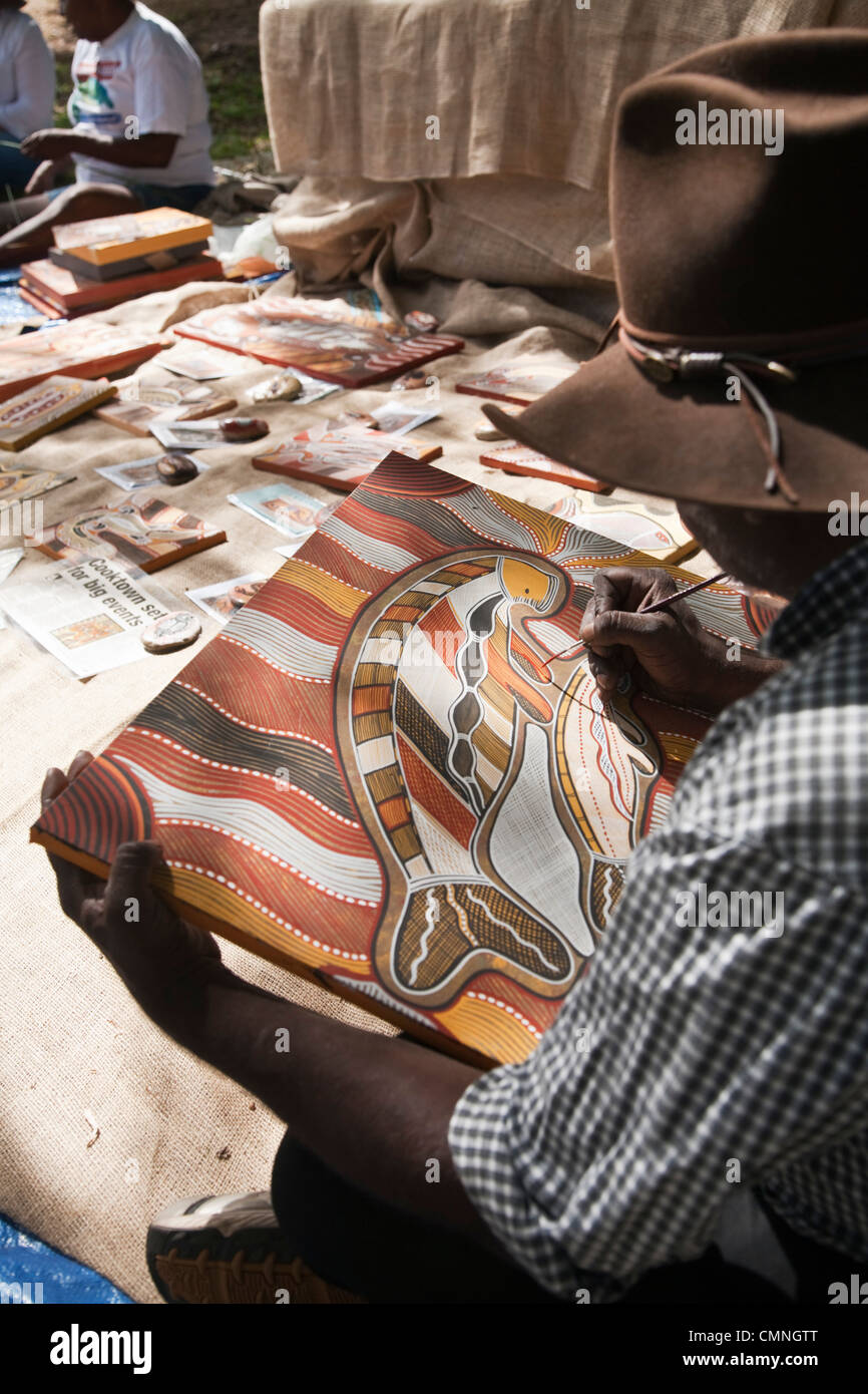 Hombre indígena pintura arte tradicional. Cooktown, Queensland, Australia Foto de stock