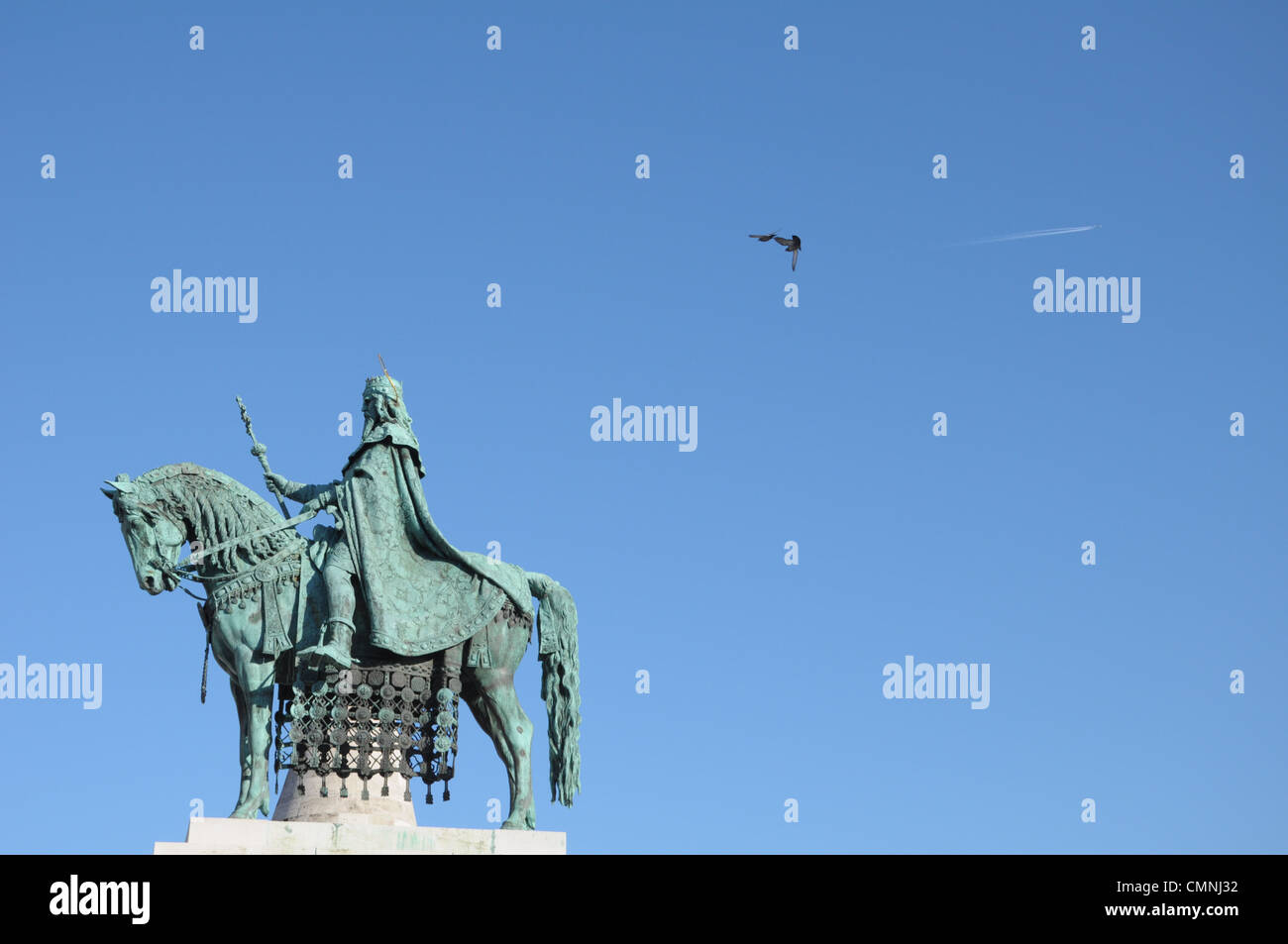 Escultura de un rey Horse-Riding con un águila volando por encima Foto de stock
