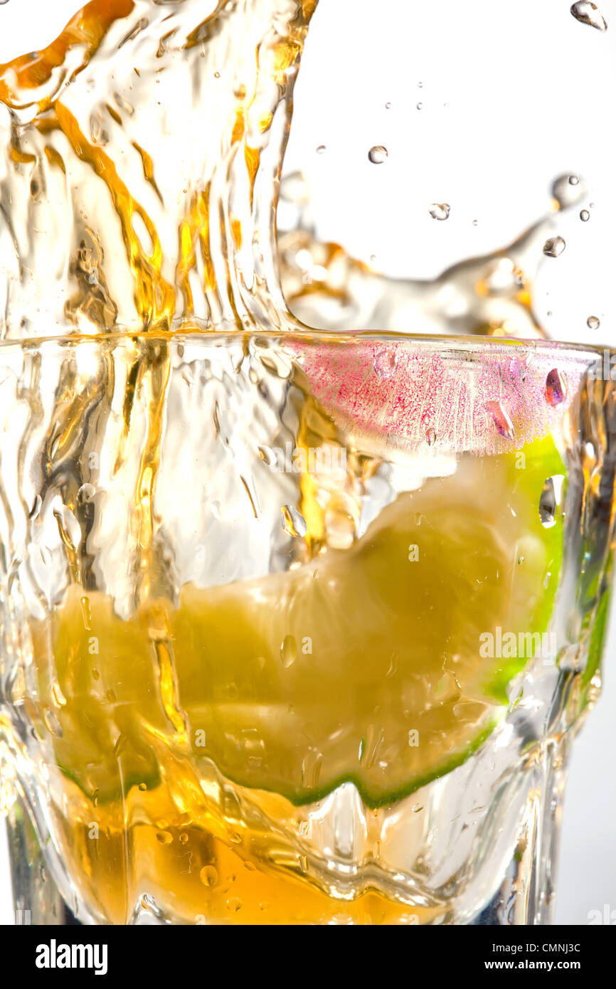 Tequila Splash con el movimiento y la cal Fotografía de stock Alamy