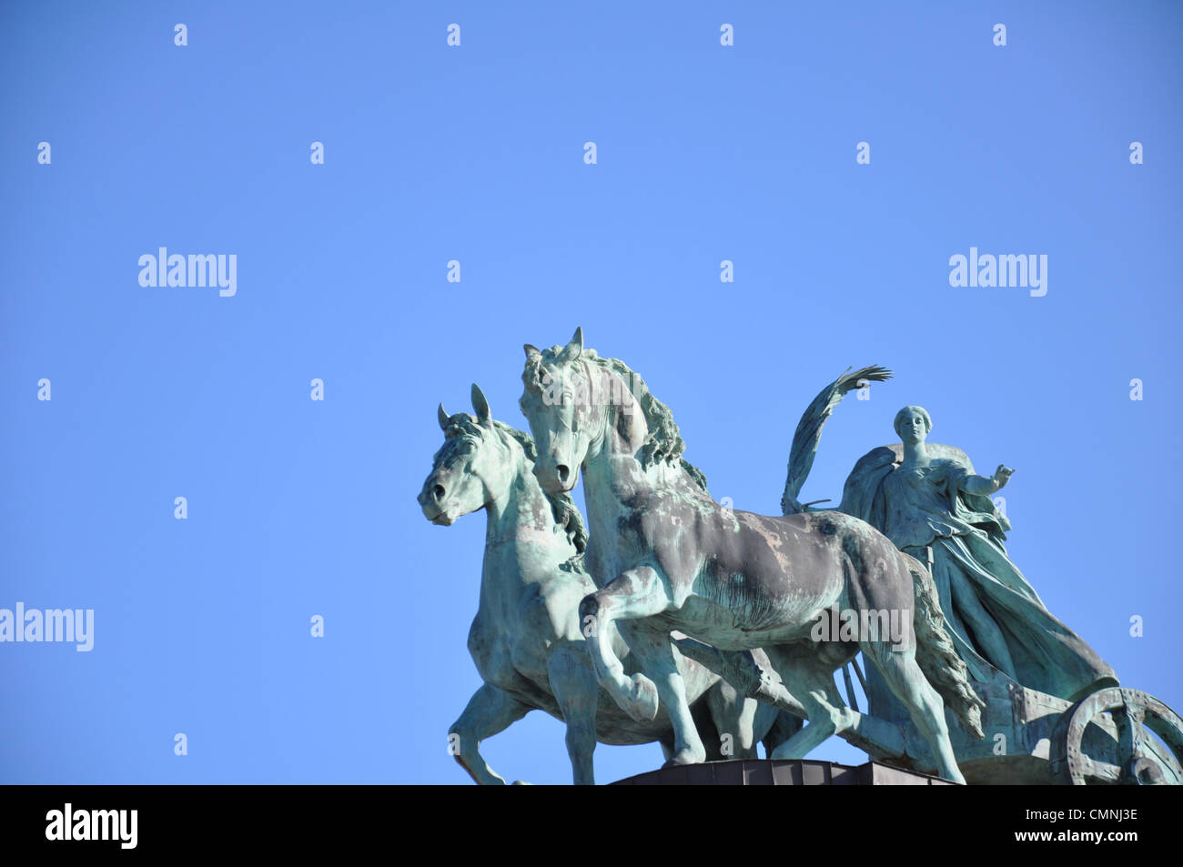 Escultura con el cielo azul como telón de fondo Foto de stock