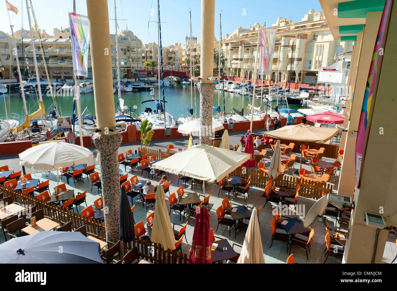 Zona de restaurante en el puerto de Benalmádena, en la Costa del Sol de  España Fotografía de stock - Alamy