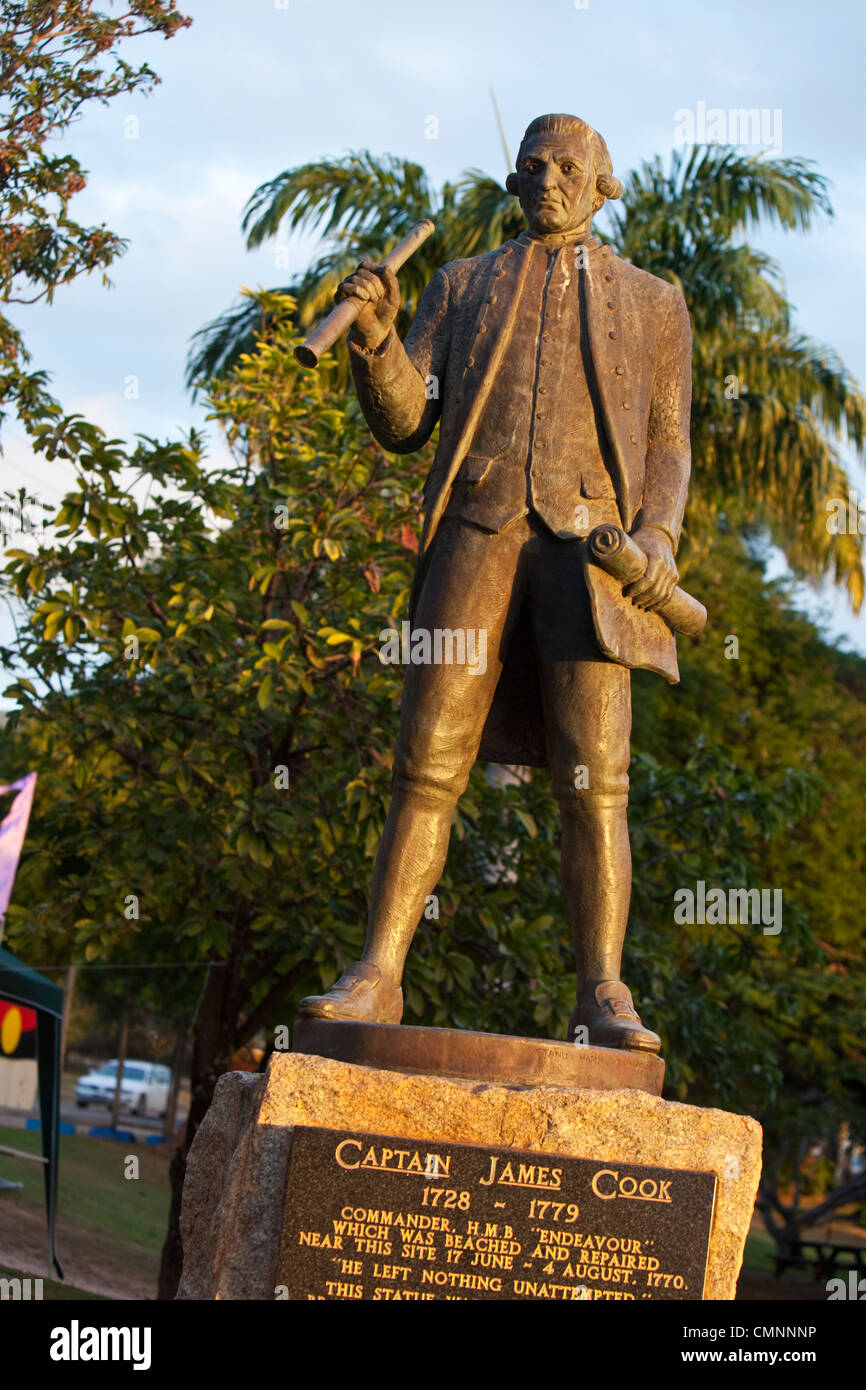 Estatua del Capitán James Cook, quien desembarcó su buque 'Empresa' en la actualidad Cooktown en 1770. Cooktown, Queensland, Australia Foto de stock