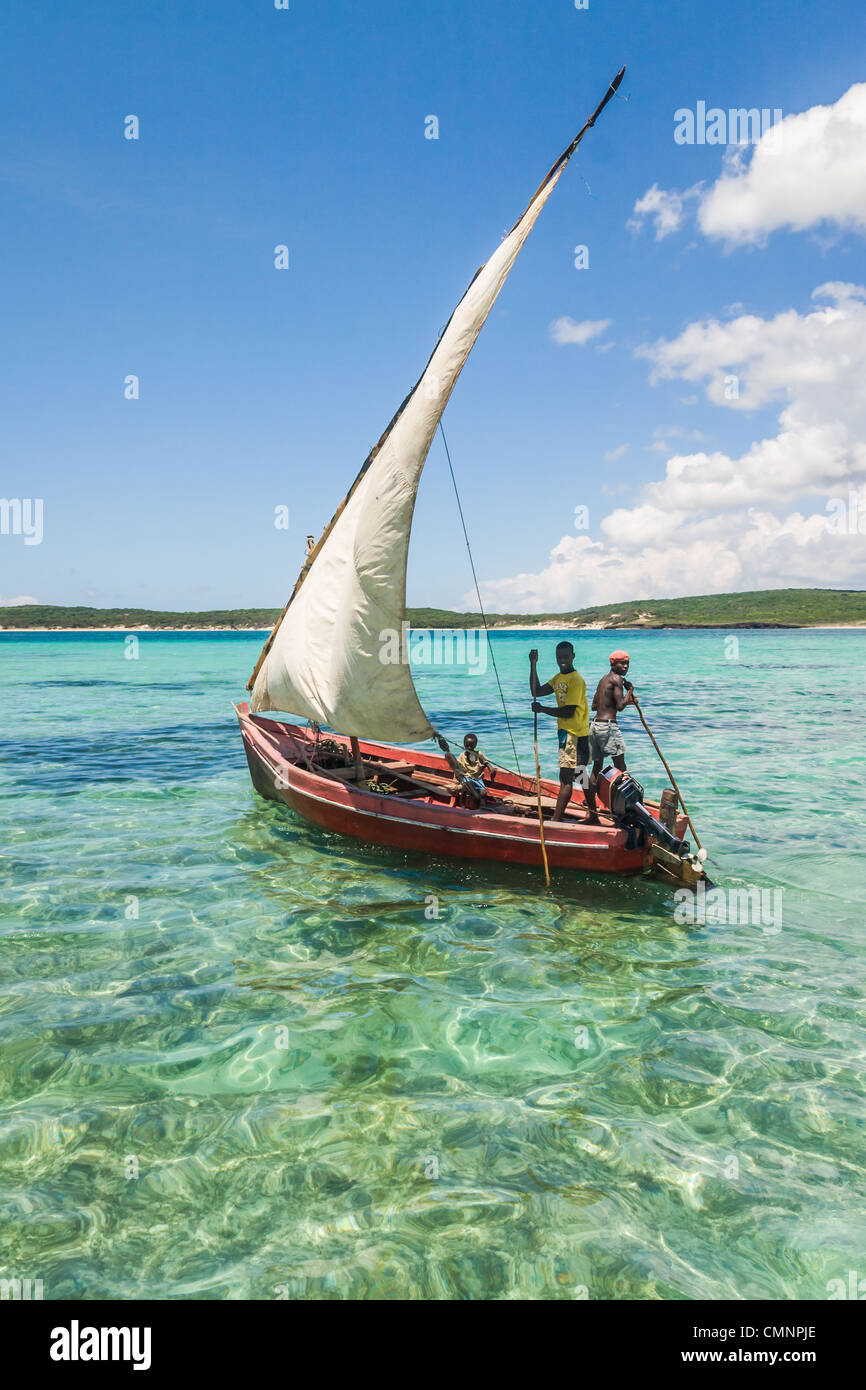 Embarcación tradicional de pesca en el mar esmeralda de Antsiranana (Diego Suarez), al norte de Madagascar Foto de stock