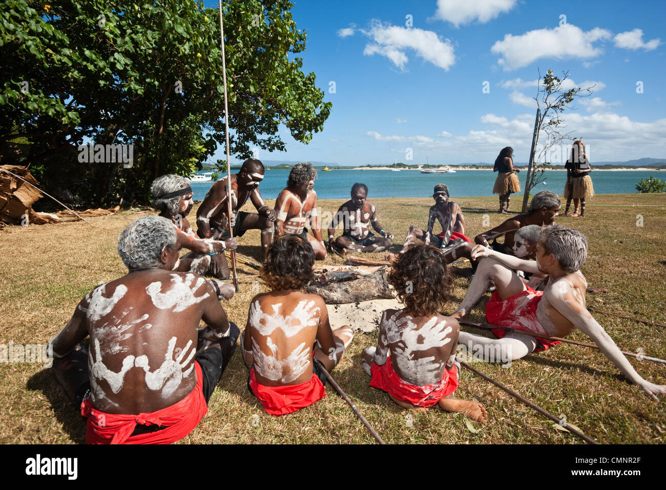 Guugu Yimithirr tribu indígena durante la re-promulgación de Captain Cook's Landing. Cooktown, Queensland, Australia Foto de stock