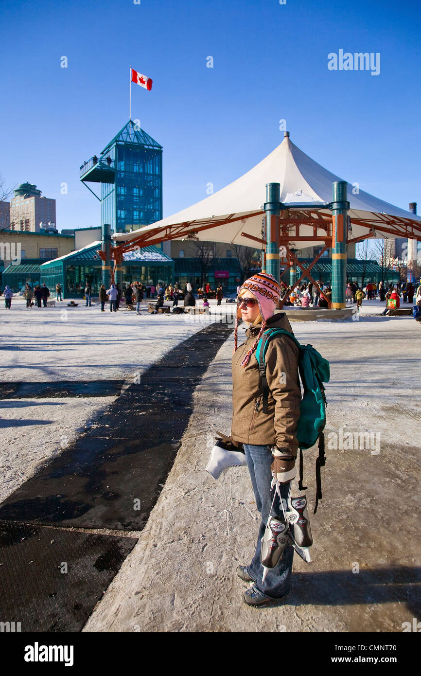 Mujer sosteniendo patines para hielo, las horquillas, Winnipeg, Manitoba Foto de stock