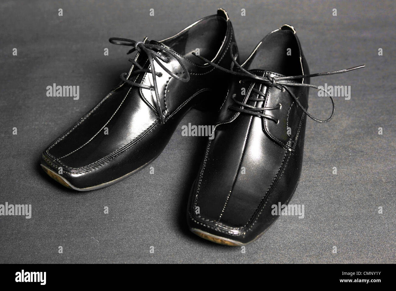 Hombre zapatos de vestir negros sobre fondo negro Foto de stock