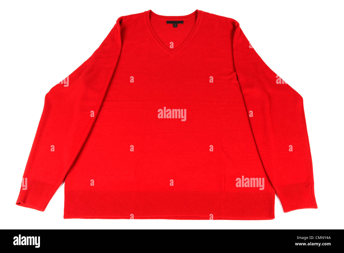 Un suéter del hombre rojo brillante sobre un fondo blanco. Foto de stock