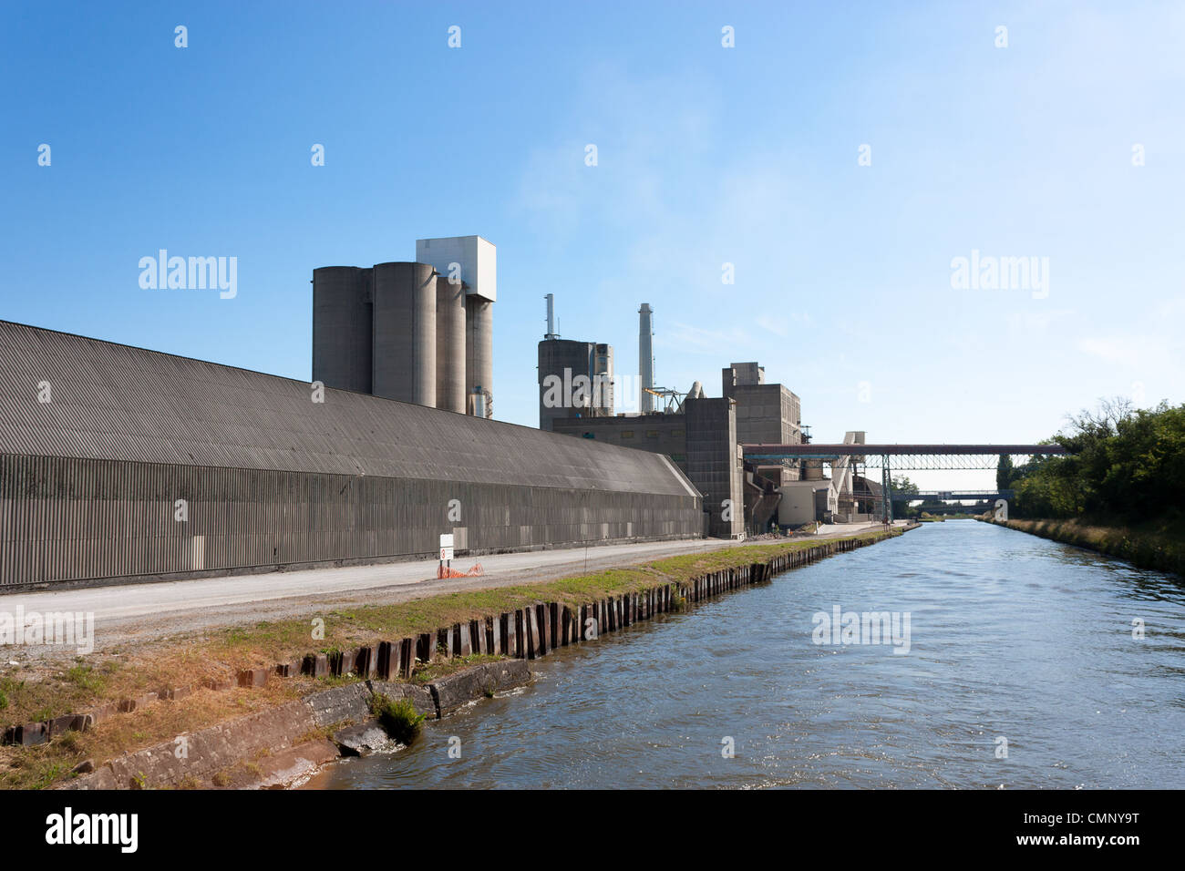 Planta de cemento, hormigón o fábrica de cemento, vista desde el río