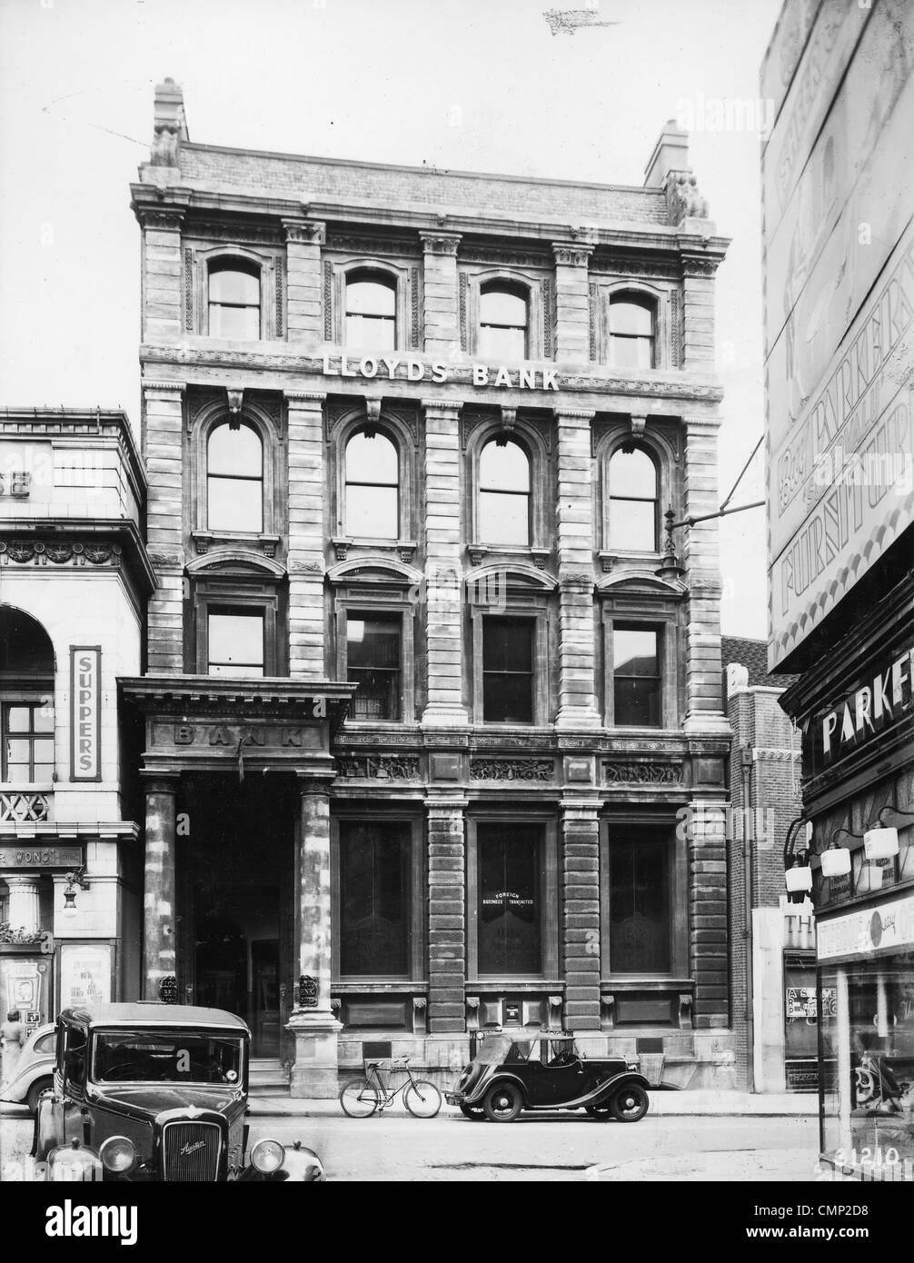 Lloyds Bank, Wolverhampton, circa 1940. La fachada de la principal rama de Wolverhampton en Dudley Street, al este de Queen Square. Foto de stock