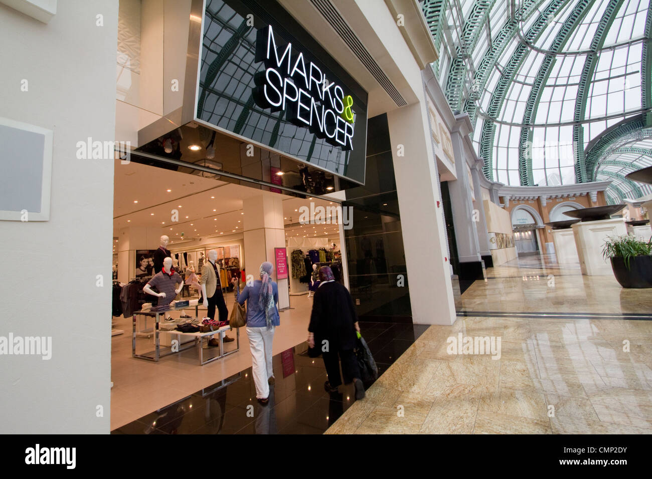 Los emiratos árabes unidos, Dubai Mall de los emiratos, Marks & Spencer  Fotografía de stock - Alamy