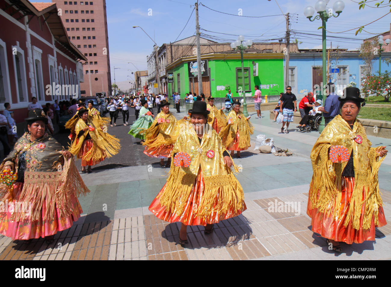 Arica Chile,Plaza Colón,Carnaval Andino,desfile,indígena,patrimonio aymara,danza tradicional folklórica,compañía,mujer hispana wome Foto de stock