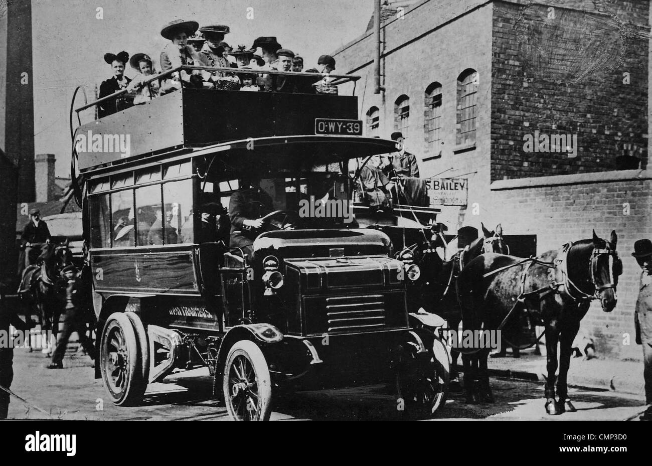 Motor Bus, Wolverhampton, de fines de siglo XX%. Una fotografía reproducida como una tarjeta postal, de la primera corporación poseía Wolverhampton Foto de stock