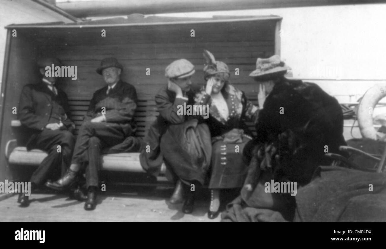 Los sobrevivientes del Titanic a bordo del buque de rescate Cárpatos Foto de stock