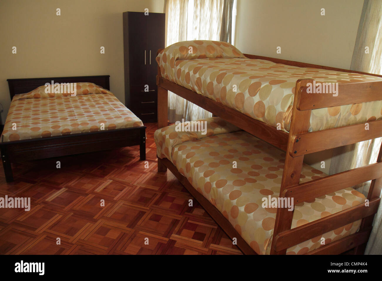 Dormitorio literas fotografías e imágenes de alta resolución - Alamy
