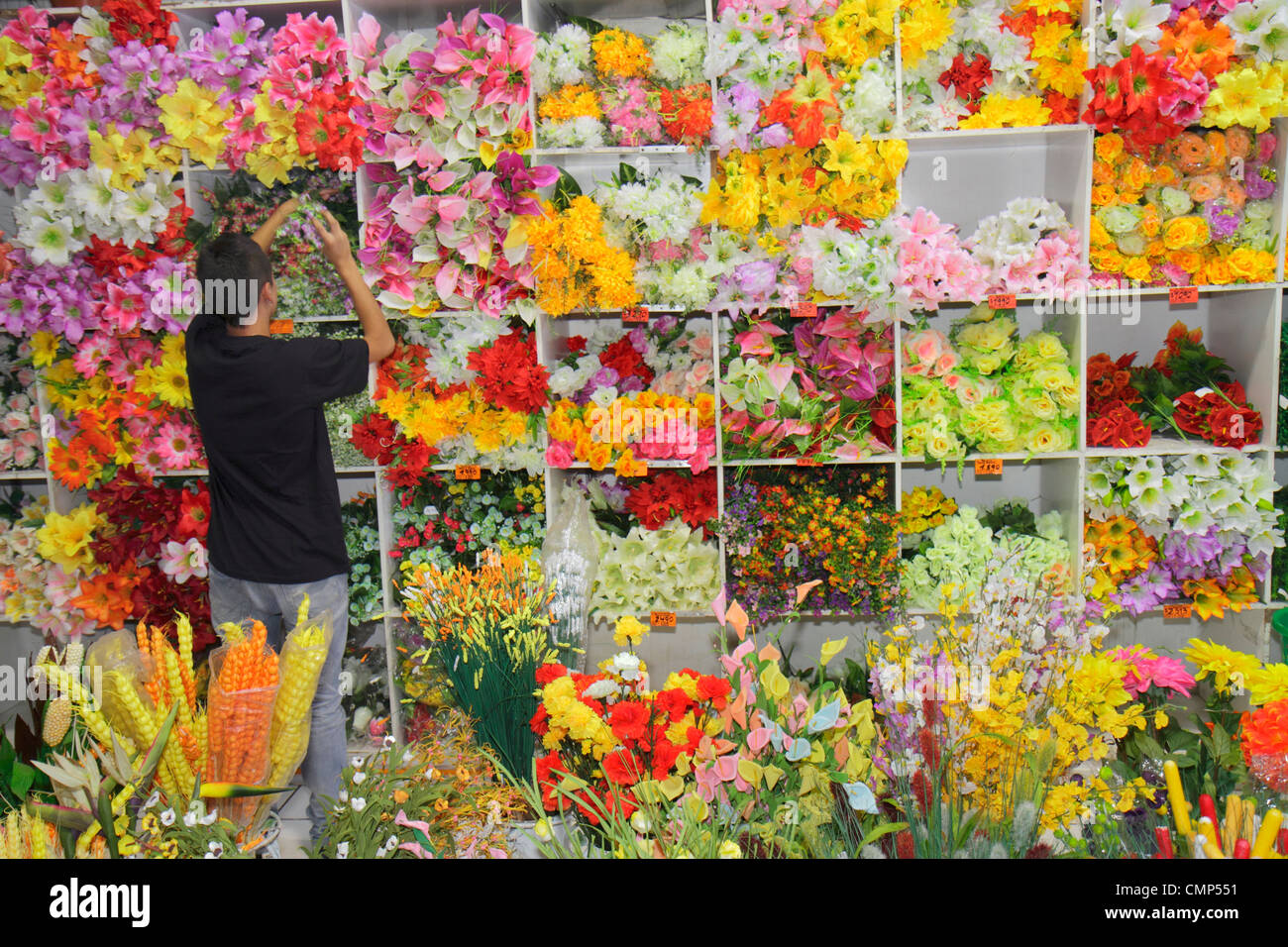 Tienda de exhibición de flores artificiales fotografías e imágenes de alta  resolución - Alamy