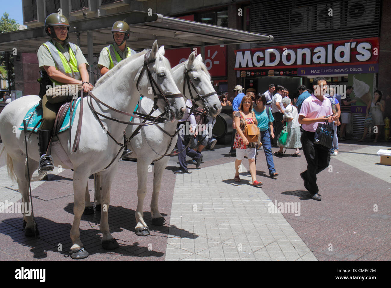 Santiago Chile,Paseo Ahumada,centro comercial peatonal,policía montada,aplicación de la ley,seguridad pública,patrulla,caballo,ecuestre,hombre étnico hispano hombres, wom Foto de stock