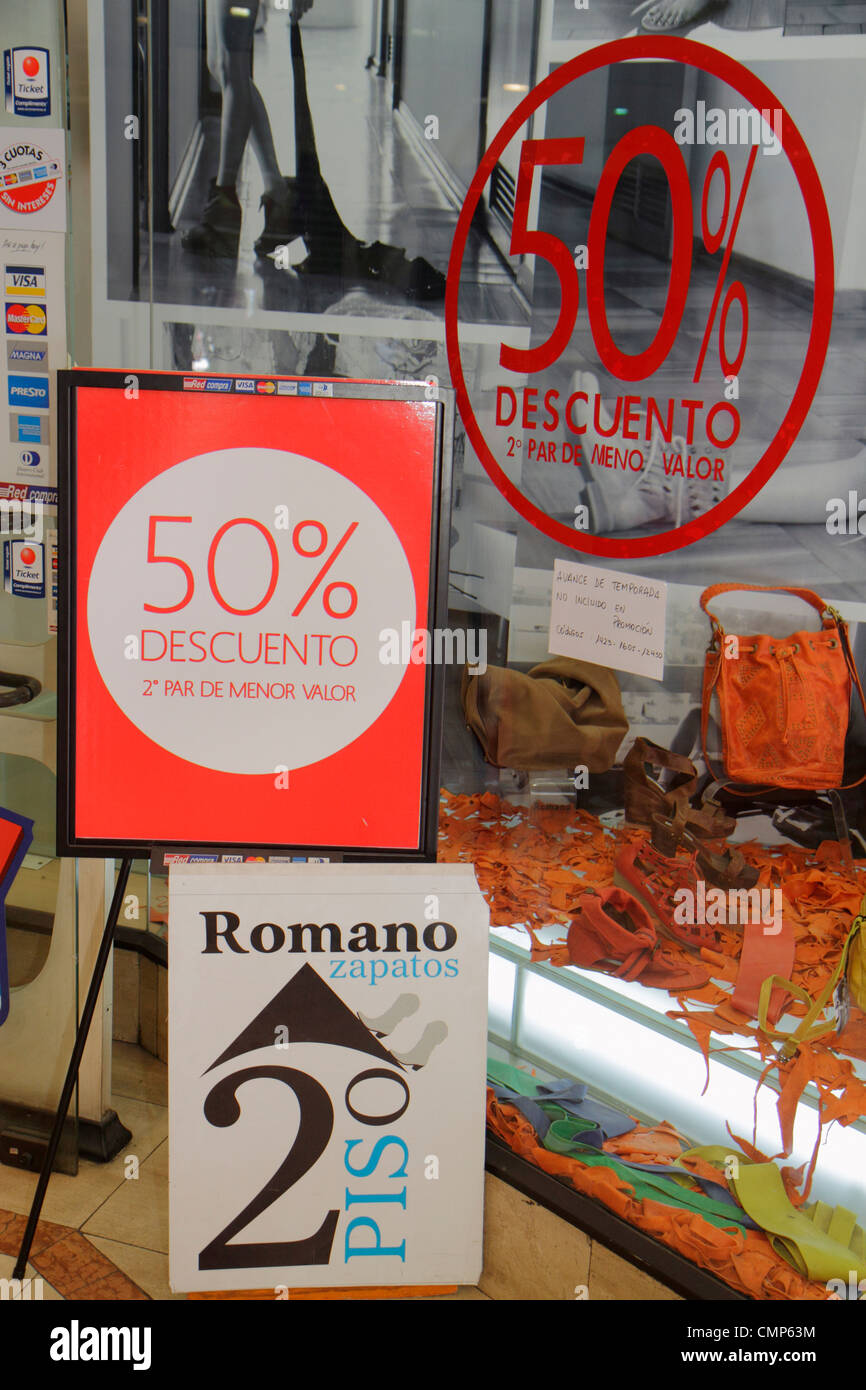 Santiago Chile,Paseo Ahumada,Romano Zapatos,zapatería,calzado,cuero,escaparate,productos  de ventana venta,signo,logo,español,mitad de precio,d Fotografía de stock -  Alamy