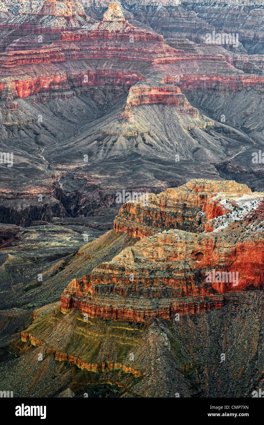 Crepúsculo Civil enriquece los colores de Arizona's Grand Canyon National Park vista desde Mather Point a lo largo de South Rim. Foto de stock