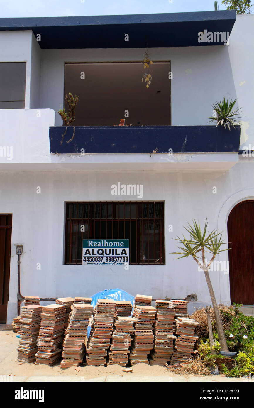 Lima Perú,Distrito Barranco,Calle 28 de Julio,barrio,inmobiliaria,casa  casas casa casas residencia,dos pisos,bajo nuevo sitio de construcción  Fotografía de stock - Alamy