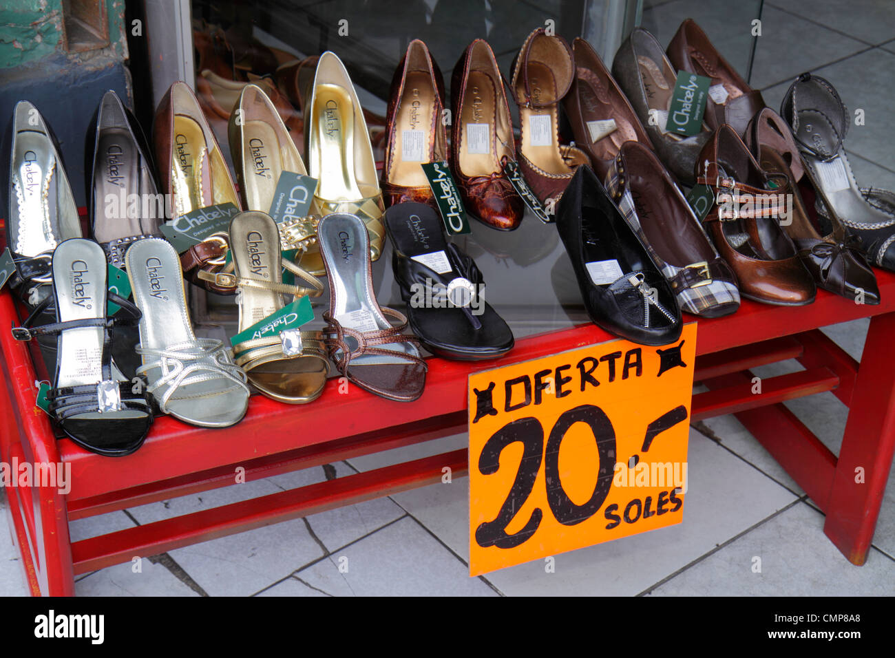 Lima Perú,Barranco District,Avenida Miguel Grau,zapatería,compras compras  compras compras tiendas mercados mercado venta venta,tienda al por menor  Fotografía de stock - Alamy