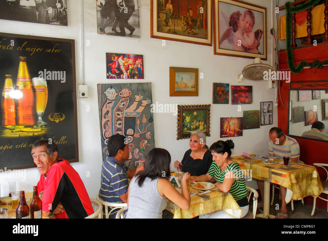 Lima Perú,Distrito Barranco,Calle Colon,barrio residencial,familias padres padres niños,restaurantes comida comedor café Foto de stock