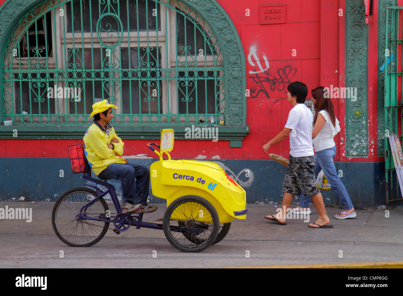 Lima Perú,Distrito Barranco,Avenida Miguel Grau,escena urbana,calle,acera,hombre étnico hispano hombres,mujer mujeres,pareja,caminar,hielo Foto de stock