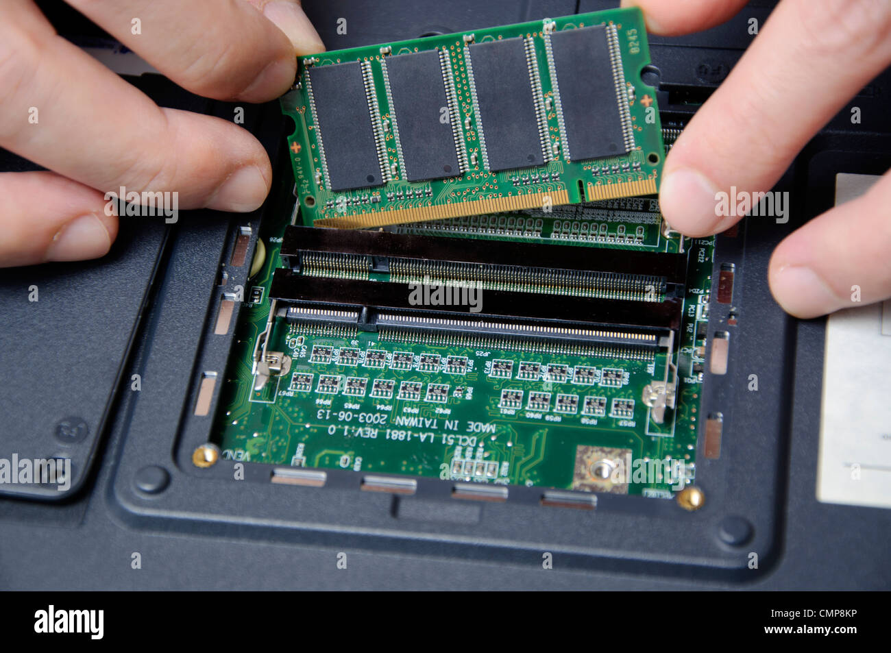 Instalar memoria RAM nueva Fotografía de stock - Alamy