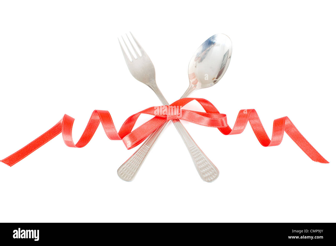Cuchara y tenedor atados con una cinta roja Fotografía de stock - Alamy