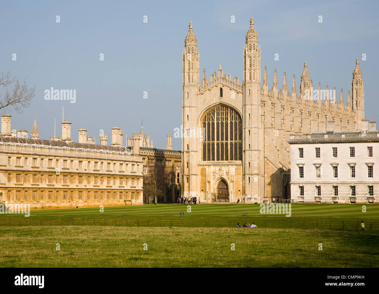 Vista sobre las espaldas a King's College de la Universidad de Cambridge de Inglaterra Foto de stock