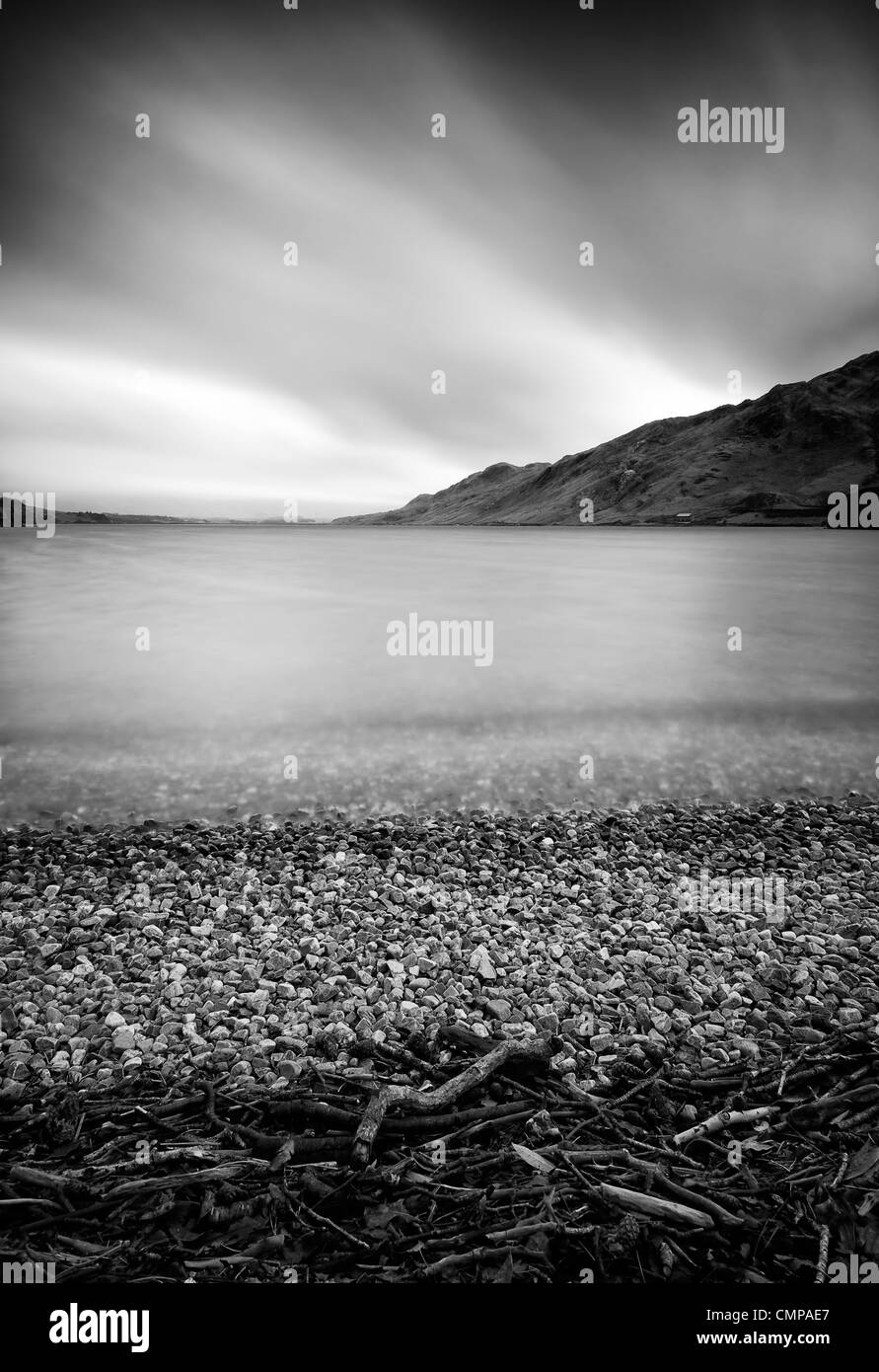 Kylemore lough lago Connemara Galway Irlanda ultra larga exposición en blanco y negro B+W Foto de stock