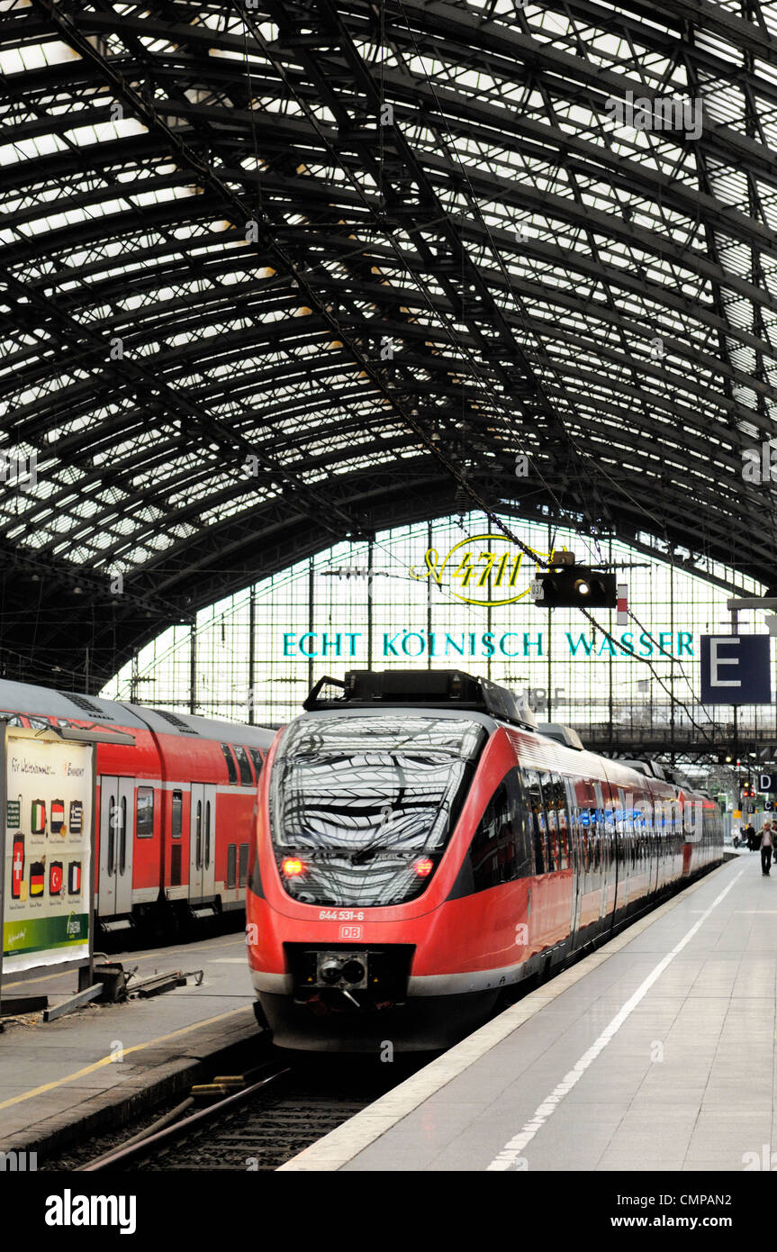 Deutsche Bahn DB alemán de alta velocidad tren de pasajeros interurbanos de pie en la plataforma en la estación de tren de Colonia, Alemania Foto de stock