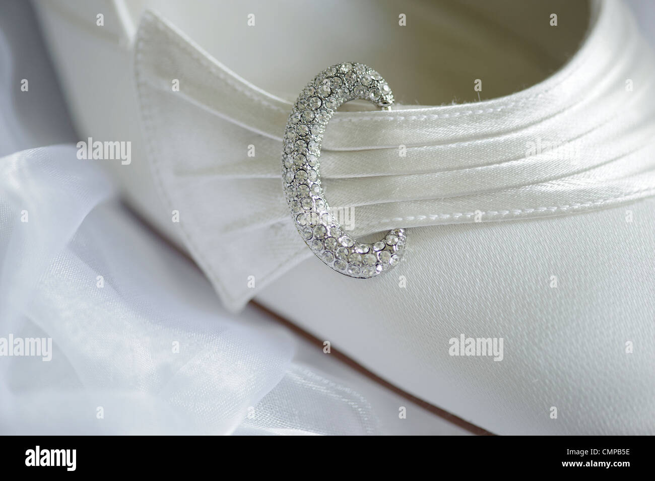 Parte de novia boda zapato con hebilla diamante clip de satén plisado Foto de stock