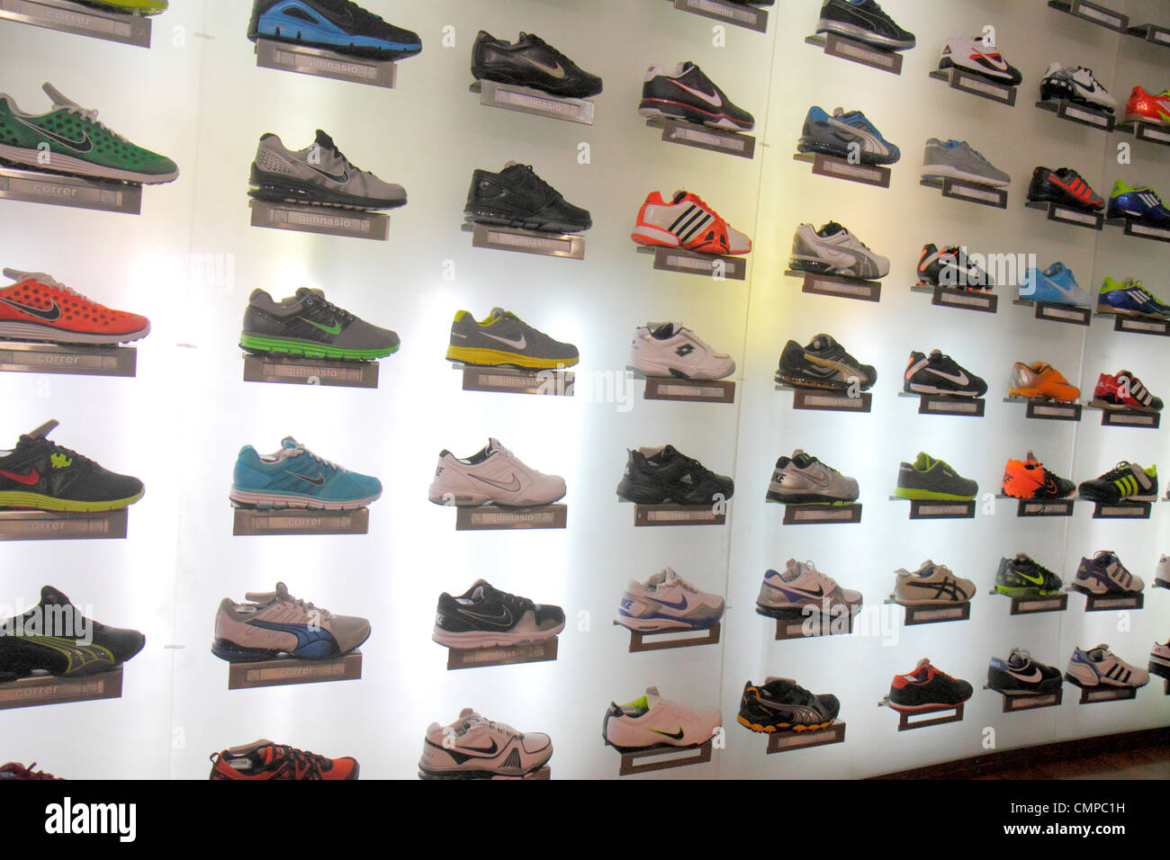 Tienda de compras negocio tienda calzado deportivo fotografías imágenes de alta - Alamy