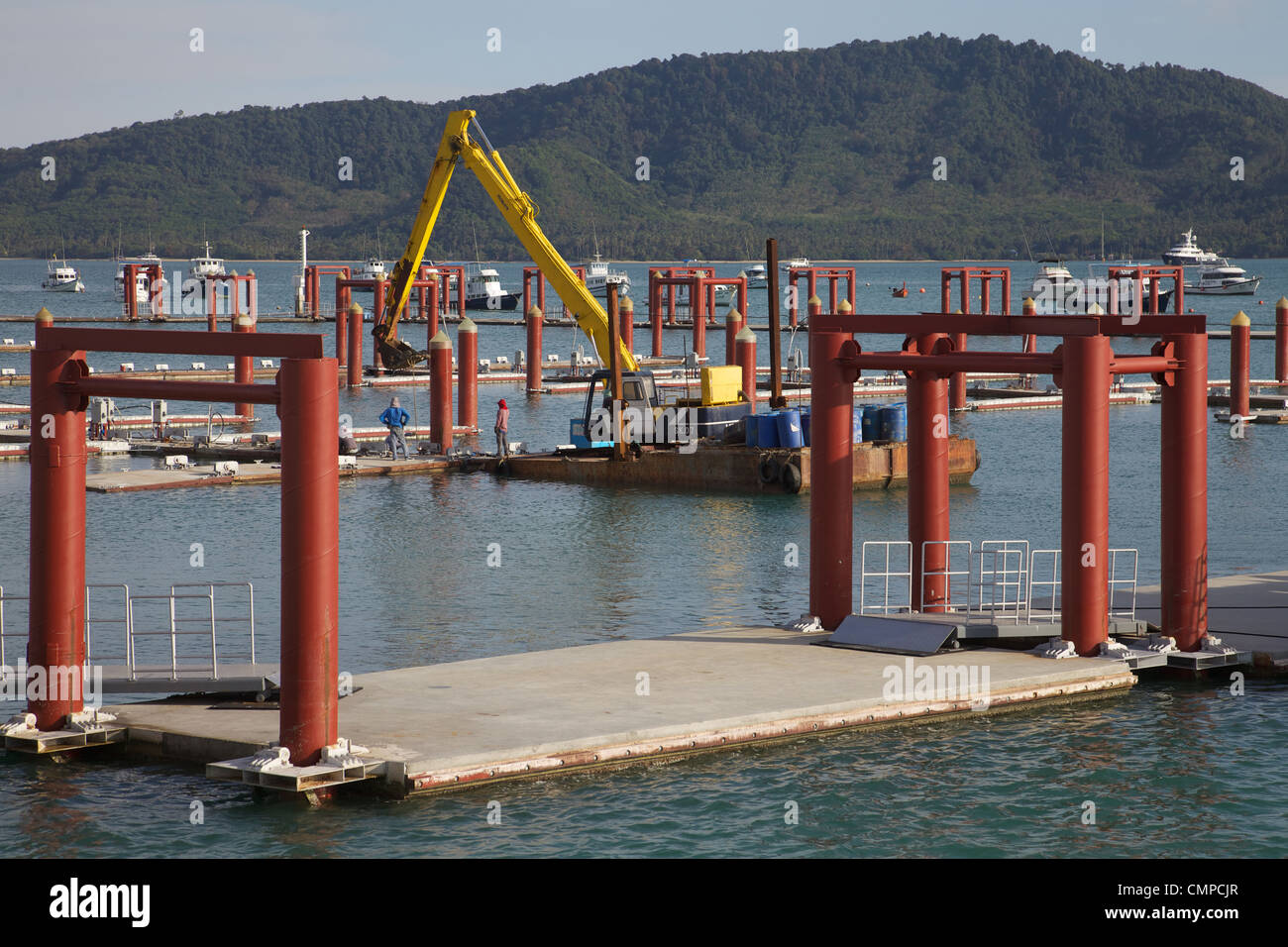 Un puerto deportivo que se construye en la bahía Chalong, Phuket, Tailandia Foto de stock