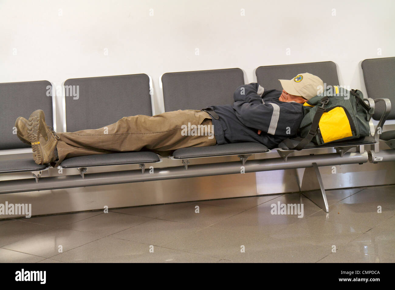 Lima Perú,Aeropuerto Internacional Jorge  Chávez,LIM,aviación,terminal,asientos,hombre hispano adultos  masculinos,durmiendo,equipaje,maleta,acros tumbados Fotografía de stock -  Alamy